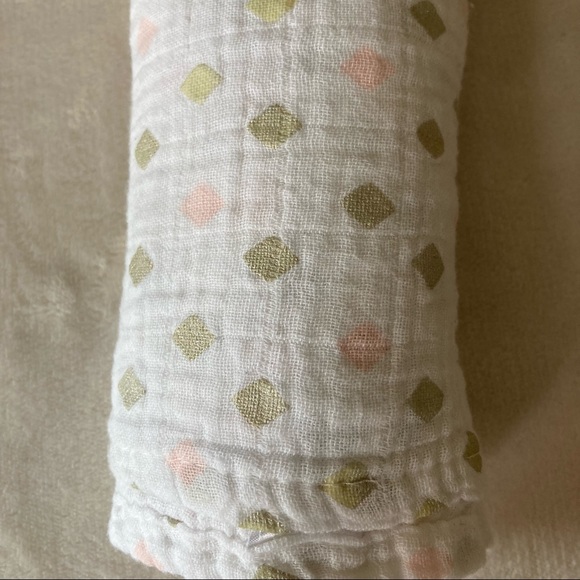 4/$20- Modern Baby Muslin swaddle - Picture 2 of 2